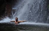 Um banho gelado na cachoeira das Andorinhas, uma das mais bonitas no Parque Nacional da Chapada dos Guimarães, em Mato Grosso